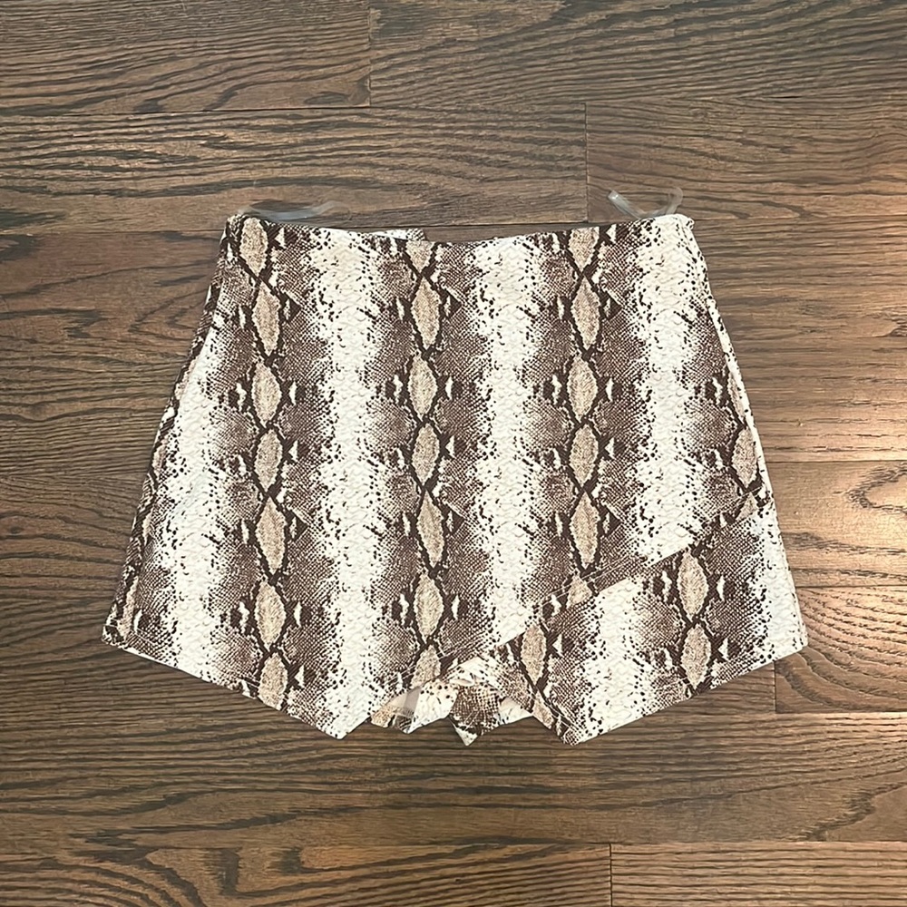 Snakeskin skort